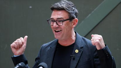 Andy Burnham prononçant un discours depuis son fief de Manchester, le 29 juin 2026.
