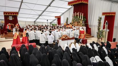 Les lefebvristes « rejettent » - ce verbe revient à toutes les pages - les « ouvertures » de l’Église réalisées depuis le concile Vatican II aux autres religions et à un monde insoumis à Dieu.