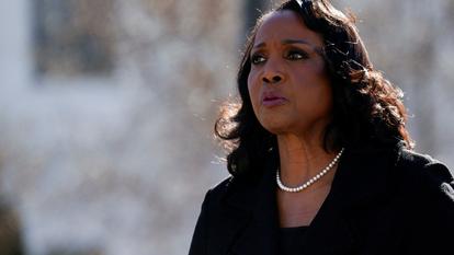 Lisa Cook est la seule femme noire à avoir intégré le cercle des gouverneurs de l’institution monétaire.