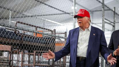 Donald Trump visite un centre de détention temporaire pour migrants à Ochopee, en Floride, le 1er juillet 2025.
