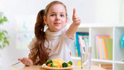 Pour Perrine Nadaud (Agence nationale de sécurité sanitaire de l’alimentation, de l’environnement et du travail), les recommandations pour enfants adolescents sont globalement cohérentes avec celles des adultes, en adaptant les portions selon l’âge.