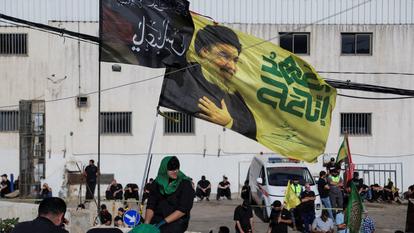 Un drapeau représentant l’ancien leader du Hezbollah, Hassan Nasrallah, flotte une rue de la banlieue sud de Beyrouth, au Liban, le 26 juin 2026.