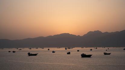 Navires et bateaux dans le détroit d’Ormuz, Musandam, Oman, 1er mai 2026.