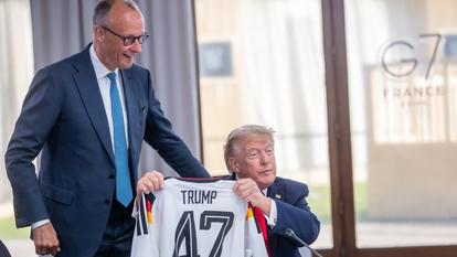 Le chancelier Friedrich Merz (à gauche, CDU) remet au président américain Donald Trump un maillot de football de la DFB portant le numéro 47 avant une séance de travail sur le commerce mondial, le conflit en Iran et la guerre en Ukraine lors du sommet du G7 à Évian.