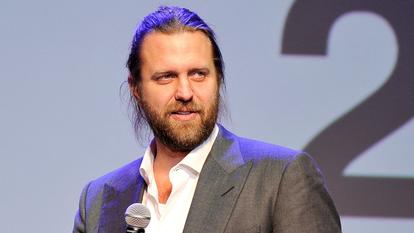 Le réalisateur Carl Rinsch est notamment connu pour 47 Ronin (2013), un film de samouraïs avec Keanu Reeves.
