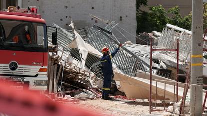 Le personnel d’urgence cherche des personnes coincées sous les décombres sur le site de l’effondrement d’un bâtiment dans le quartier de Petralona à Athènes, en Grèce, le 30 juin 2026.