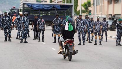 Des membres des forces de sécurité près de la Place de l’Aigle lors d’une manifestation pour la Journée de la Démocratie appelant à des mesures contre l’insécurité à Abuja, Nigeria, le 12 juin dernier.