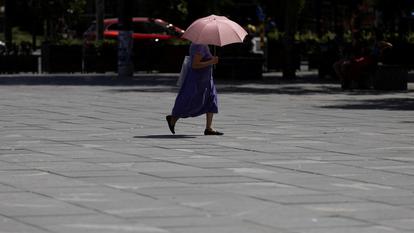 les entreprises doivent garantir une température maximale de 27 °C pour les emplois sédentaires, et de 25 °C pour les activités physiques légères.