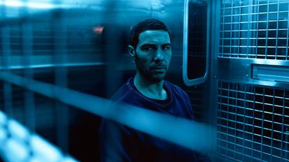 Tahar Rahim dans Prisoner sur Canal+.