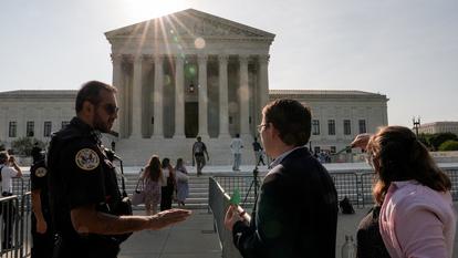La Cour suprême, ici mardi à Washington, a invalidé, par six voix contre trois, le décret du président Donald Trump privant certains enfants nés aux États-Unis de la citoyenneté américaine.