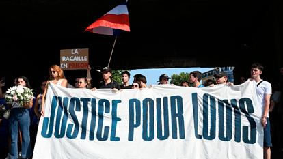 Un rassemblement à la mémoire de Louis, décédé après avoir été passé à tabac par cinq jeunes, à Narbonne, le 28 juin 2026.