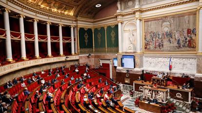 Un rapport de l’Assemblée nationale appelle mercredi à faire payer aux fournisseurs d’intelligence artificielle une contribution obligatoire qui serait reversée aux auteurs pour leur garantir «un minimum de ressources» tout en préservant leur droit d’obtenir une rémunération pour l’utilisation de leurs œuvres.
