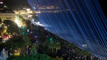 En hommage aux victimes de Nice, Paris a avancé au 13 juillet son célèbre feu d’artifice de la fête nationale.