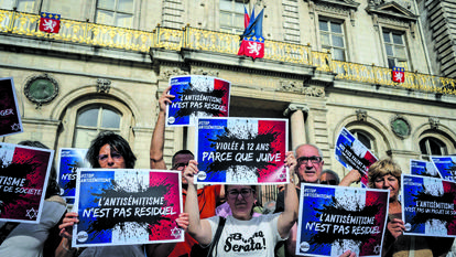 Rassemblement pour condamner le viol collectif présumé à caractère antisémite d’une fillette de 12 ans, place Terreaux à Lyon, le 19 juin 2024.