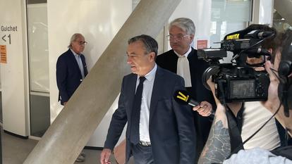 Yves Foulon, maire LR d’Arcachon, accompagné de son avocat Me Arnaud Dupin, à Bordeaux, le 1er juillet 2026.
