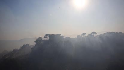 fumée dans le quartier de l’Estaque, à Marseille, le 8 juillet 2025, pendant des incendies.