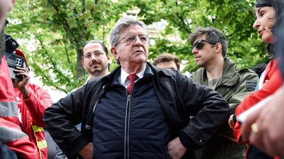 Jean-Luc Mélenchon, lors d’un rassemblement d’ouvriers d’ArcelorMittal, devant l’Assemblée nationale, à Paris, le 11 juin.