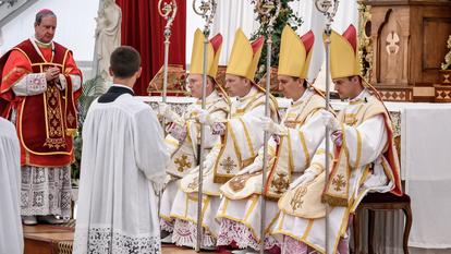 Depuis sa création, la Fraternité Sacerdotale Saint-Pie X conteste le concile Vatican II.