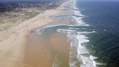 Vue de la côte aquitaine près de Lacanau et de ses nombreuses baïnes.