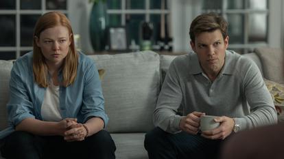 Sarah Snook et Jake Lacy dans All Her Fault sur TF1.