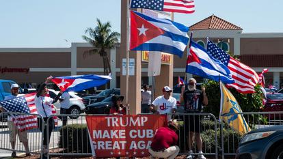 Des manifestants en Floride, le 22 mars 2022, réclament un changement de régime à Cuba.