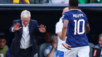 Didier Deschamps adoube Kylian Mbappé.