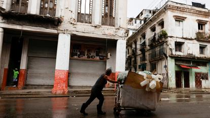 Un homme pousse une brouette chargée de conteneurs en plastique collectés avant que le gouvernement cubain ne présente des mesures économiques de grande envergure qui pourraient marquer le changement le plus significatif vers une économie de marché depuis la révolution de 1959, à La Havane, Cuba, le 8 juin 2026.