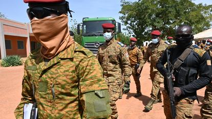 Le capitaine Ibrahim Traoré (au centre), chef de la junte au Burkina Faso, au camp militaire du général Sangoule Lamizana à Ouagadougou le 8 octobre 2022.