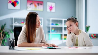 Pris dans les démarches ou les tensions, les parents peinent souvent à percevoir les besoins de leurs enfants ou à trouver les bons mots.