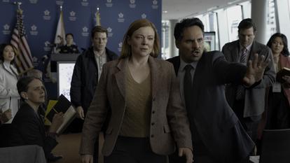 Sarah Snook et Michael Peña dans All Her Fault sur TF1.