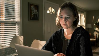 Kate, une des victimes de Leonardo Maglio, témoigne dans le documentaire Couchsurfing, le prédateur des vacances.