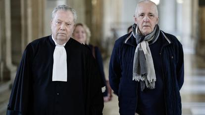 Dany Leprince (à droite), condamné pour les meurtres commis en 1994 de son frère, de sa belle-sœur et de deux de leurs filles dans la Sarthe, arrive en compagnie de son avocat Olivier Morice (à gauche) au Palais de Justice de Paris, le 7 mai 2026.