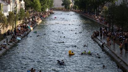 Depuis la canicule et l’ouverture d’une partie du canal Saint-Martin à la baignade, le plaisir d’habiter dans un quartier traditionnellement festif a désormais un goût amer pour de nombreux habitants.