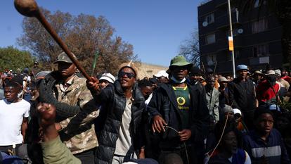 Des manifestants antimigrants participent à une manifestation le jour d’une échéance officieuse fixée par des groupes antimigrants pour que tous les migrants sans papiers partent, à Johannesburg, en Afrique du Sud, le 30 juin 2026.
