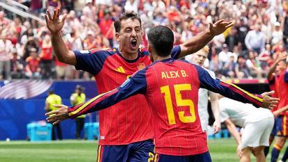 Le buteur espagnol Mikel Oyarzabal félicité par Alex Baena.