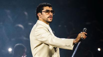 Bad Bunny sera à Paris les 4 et 5 juillet pour deux concerts complets à la Plénitude Arena. Sa tournée rassemblera, à termes, plus de 2,6 millions de spectateurs à travers le monde.