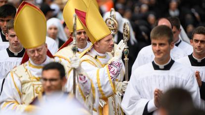 La Fraternité Saint Pie X a ordonné six évêques, contre la volonté du Saint-Siège à Rome.