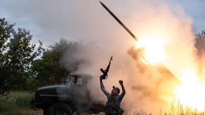 Un soldat ukrainien observe le tir d’un système de lance-roquettes multiple (MRLS) BM-21 «Grad» en direction des positions russes, dans un lieu non précisé près de Kostyantynivka, dans la région de Donetsk,