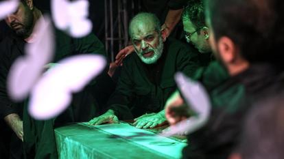 Le chef des gardiens de la révolution iraniens, Ahmad Vahidi, qui n’était pas apparu publiquement depuis le 28 février, se recueille devant le cercueil du guide suprême Ali Khamenei, à Téhéran, le 3 juillet.