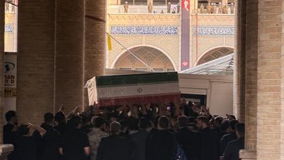 Le cercueil du défunt guide suprême iranien Ali Khamenei arrive au Grand Mosalla de Téhéran le 3 juillet 2026.