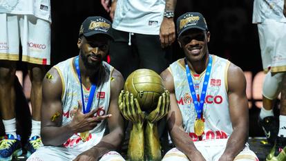 Les Monégasques Alpha Diallo et Jaron Blossomgame posent avec le trophée de champion