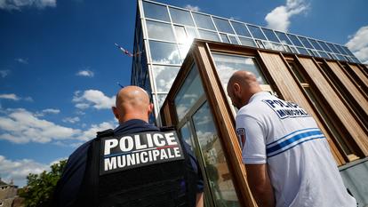 Dans plusieurs communes, comme ici à Denain, dans la banlieue de Valenciennes, la police municipale aura la charge de faire respecter les arrêtés restreignant la liberté de circulation des mineurs après 22 heures.