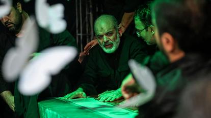 Le chef des Gardiens de la Révolution iraniens Ahmad Vahidi devant le cercueil du Guide suprême iranien Ali Khamenei, à Téhéran, le 3 juillet 2026, sa première apparition publique depuis le 28 février.