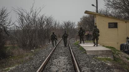 Des officiers de l’armée grecque patrouillent à la gare du village de Kastanies, près de la frontière gréco-turque, le 8 mars 2020. (Image d’illustration)