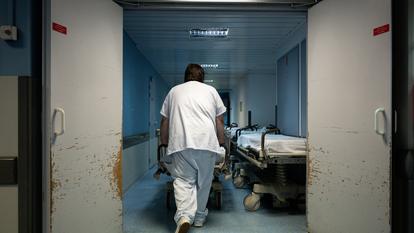 Pas vraiment préparés aux fortes chaleurs, les hôpitaux publics sont contraints de s’équiper en urgence.