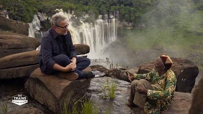 Philippe Gougler en Angola dans « Des trains pas comme les autres »