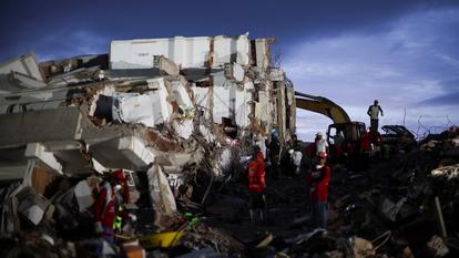 Des secouristes sur le site d’un bâtiment effondré à la suite des tremblements de terre du 24 juin, à La Guaira, le 2 juillet 2026.