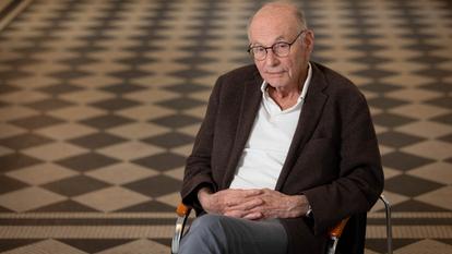 « Le cerveau est sculpté par le milieu, par les relations affectives, pendant la grossesse et pendant les premiers mois et années », explique Boris Cyrulnik (ici, le 29 avril, à Paris).