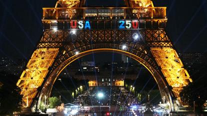 Cette photographie montre une vue de la tour Eiffel lors d’un spectacle de lumières, la veille du 250e anniversaire de la Déclaration d’indépendance des États-Unis, à Paris, le 3 juillet 2026.