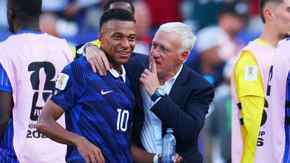 Kylian Mbappé et Didier Deschamps samedi contre le Paraguay.